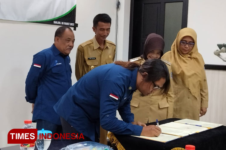Penandatangan kerjasama pengelolaan sampah antara Pemkot Banjar dengan PT Top Tekno Indo. (FOTO: Susi/TIMES Indonesia) 