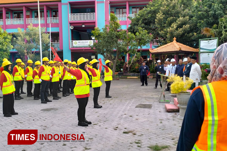 Warga ring 1 JIIPE saat mengikuti pelatihan K3 (Foto: Akmal/TIMES Indonesia).