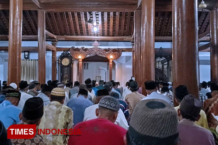 Ribuan umat Islam padati masjid Tegalsari Ponorogo untuk melakukan salat dan berdoa menyambut Nisfu Syaban, Selasa (7/3/2023) malam. (Foto:Marhaban/TIMES Indonesia)