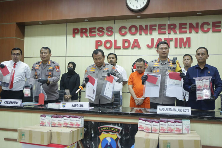 Kapolda Jatim bersama Kapolresta Malang Kota saat menunjukkan barang bukti atas kasus penipuan Robot Trading yang dilakukan oleh Crazy Rich Surabaya Wahyu Kenzo di Mapolda Jatim, Rabu (8/3/2023). (Foto: Humas Polresta Malang Kota/TIMES Indonesia)