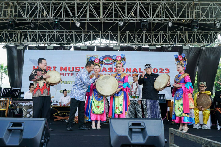 Ketua MPR RI Bambang Soesatyo saat membuka Festival Musik Tradisi dan Orkestra Musik Nusantara, di Taman Fatahillah, Kota Tua DKI Jakarta, Kamis (9/3/2023). (foto: dok MPR RI)