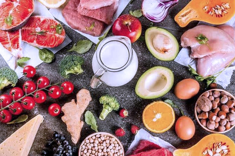 Untuk menjaga kesehatan tubuh, disarankan mengonsumsi makanan bergizi seimbang. (FOTO: Alodokter)