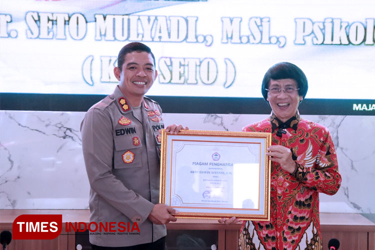 Ketua Umum LPAI, Kak Seto Mulyadi memberikan penghargaan kepada Kapolres Majalengka, AKBP Edwin Affandi. (FOTO: Humas Polres Majalengka for TIMES Indonesia)