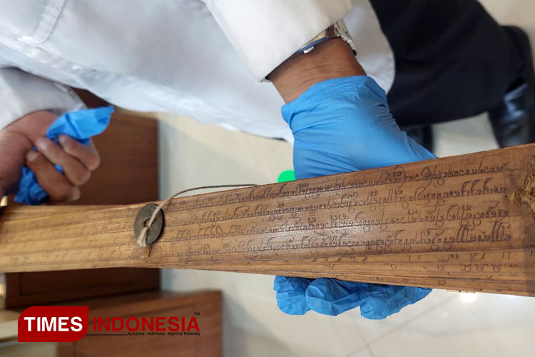 Manuskrip kuno Lontar Yusuf yang ada di Museum Blambangan yang terletak di Jalan Jenderal Ahmad Yani, Kelurahan Taman Baru, Banyuwangi. (Foto : Anggara Cahya /TIMES Indonesia)