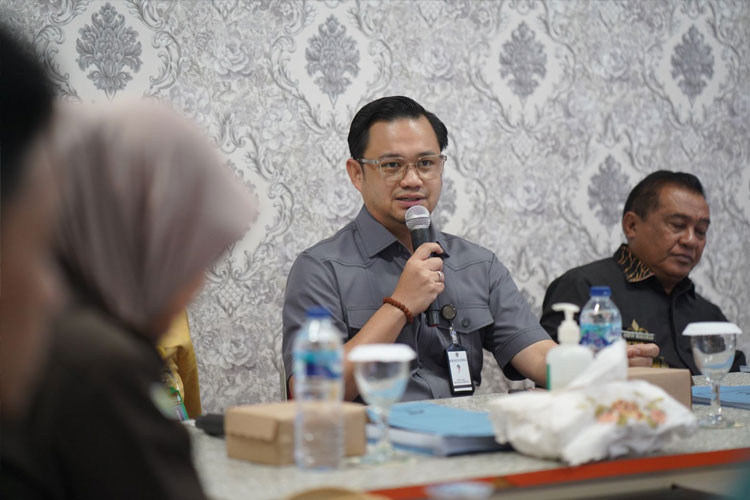 Wakil Wali Kota Gorontalo, Ryan Kono saat memberikan sambutan dan rapat Finalisasi Dokumen Detail Engineering Design (DED) Gedung Bedah Jantung dan Stroke di Aula Kantor RSUD Aloei Saboe. (Foto: Humas Pemkot Gorontalo)