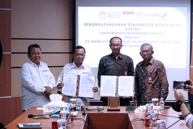 Pemimpin Bank Jatim Cabang Bangkalan Tjitjuk Soesilo Pribadi dan Rektor Universitas Trunojoyo Madura Dr. Safi’ menunjukkan surat perjanjian kerja sama, Rabu (8/3/2023). (FOTO: Dok.Humas Bank Jatim)