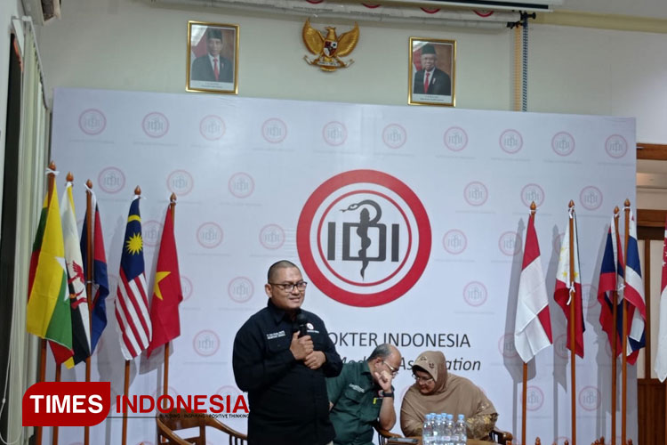 Sekjen PB IDI, Dr Ulul Albab, SpOG dalam media briefing di kantor PB IDI Jakarta. (FOTO: Fahmi/TIMES Indonesia) 