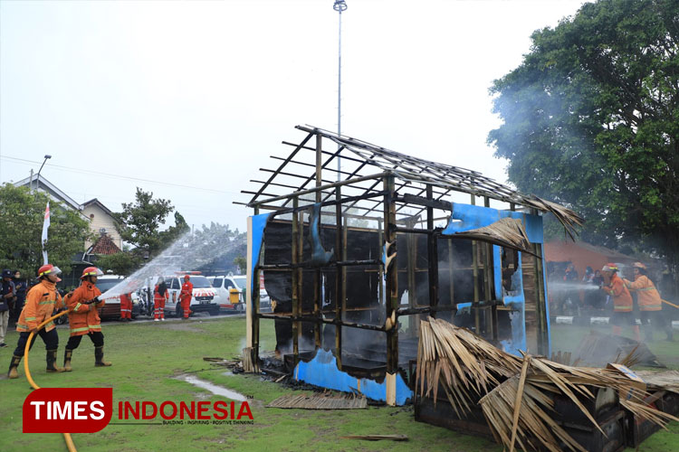 Simulasi penanganan kebakaran oleh BPBD Bantul. (Foto: Totok Hidayat/TIMES Indonesia)