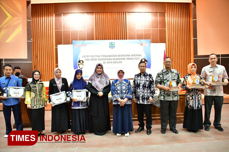 Para penerima penghargaan berfoto bersama Wali Kota Banjar dan Dinas Kearsipan dan Perpustakaan Kota Banjar. (Foto: Susi/TIMES Indonesia) 