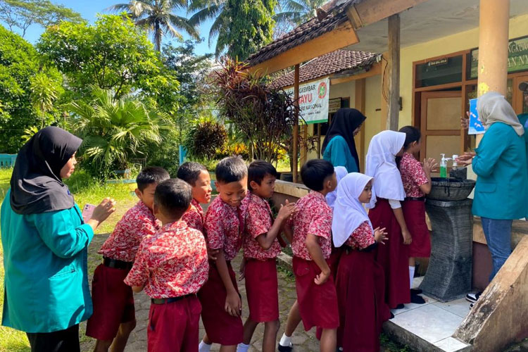 Mahasiswa KSM-T Unisma Malang Tingkatkan Kesadaran Siswa untuk Mencuci Tangan yang Baik dan Benar