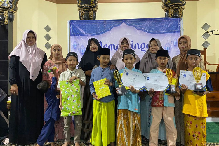 Keseruan Perayaan Isra’ Mi’raj, tim KSM-T Unisma Malang di Dusun Mindi