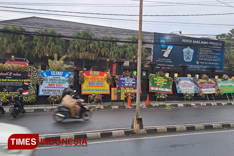 Sejumlah karangan bunga yang berjejer di depan Mapolresta Malang Kota, Kamis (9/3/2023). (Foto: Rizky Kurniawan Pratama/TIMES Indonesia)