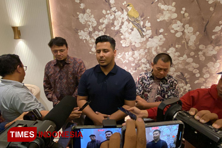 Perwakilan keluarga korban robot trading saat ditemui awak media. (Foto: Rizky Kurniawan Pratama/TIMES Indonesia)