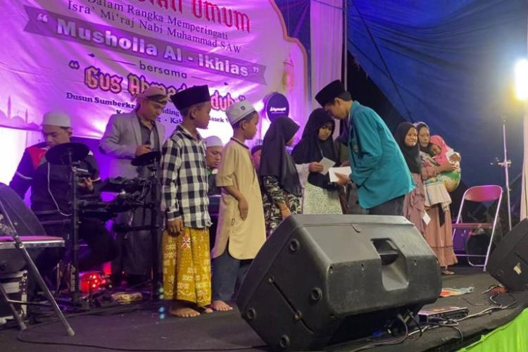 Santunan anak yatim di Musholla Al-Ikhlas dusun Gading wetan. (FOTO: AJP TIMES Indonesia)