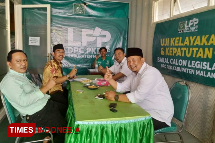 (kanan ) H. Ali Murtadlo, SH Ketua Fraksi Partai Kebangkitan Bangsa saat foto bersama dalam proses pengambilan formulir Bacaleg. (FOTO: AJP TIMES Indonesia)