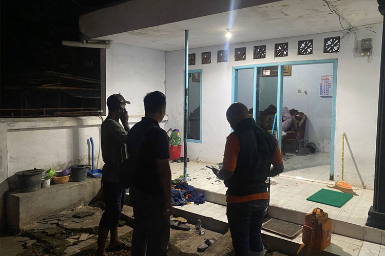 Satreskrim Polres Probolinggo Kota melakukan olah tempat kejadian perkara di rumah Hamidah, yang kacanya hancur akibat ledakan bondet. (Foto: Kasi Humas Polres Probolinggo Kota)