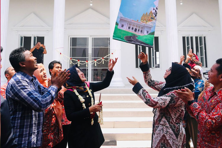 Kantor Desa Brangkal Mojokerto Mirip Istana Negara