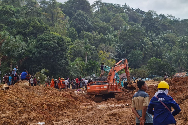 Tanggap Darurat Penanganan Bencana Longsor di Serasan Natuna, Kementerian PUPR RI Kerahkan Alat Berat