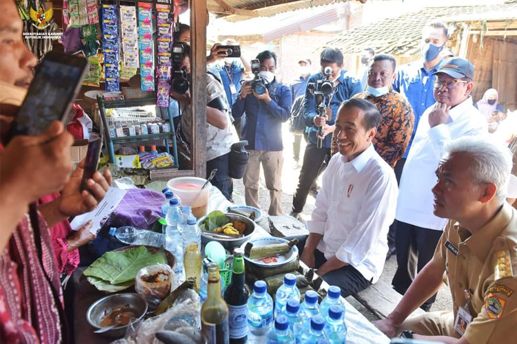 Presiden Jokowi saat di Pasar Mendenrejo, Kecamatan Kradenan, Kabupaten Blora, Jawa Tengah. (FOTO: Setkab RI)
