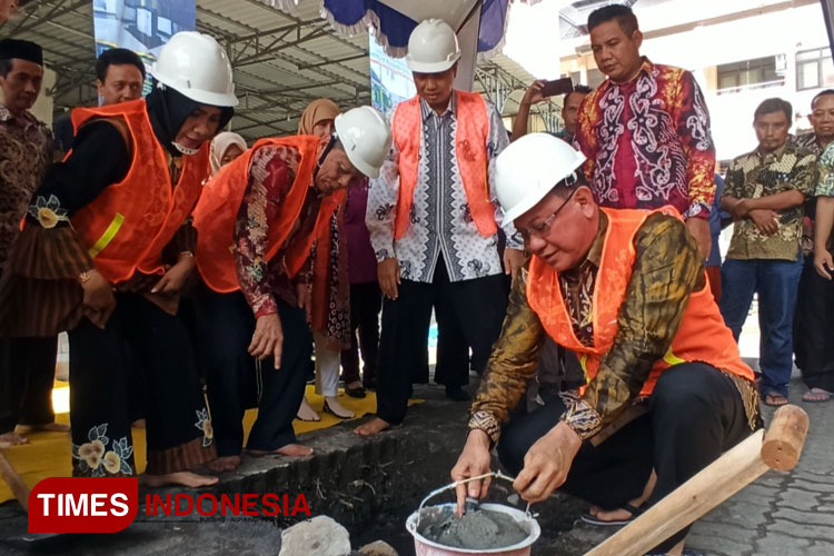 Rektor Unitomo Renovasi Masjid Babush Sholihin, Bupati Kota Baru ...