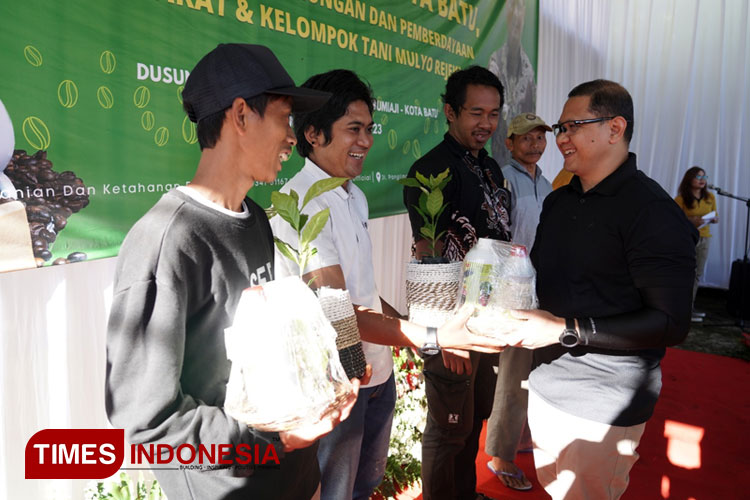 Wajah petani Dusun Brau, Desa Gunungsari, Kecamatan Bumiaji terlihat optimis saat lahan usaha tani mereka seluas 1,5 hektar ditanami tanaman kopi jenis Arabika. (Muhammad Dhani Rahman/TIMES Indonesia)