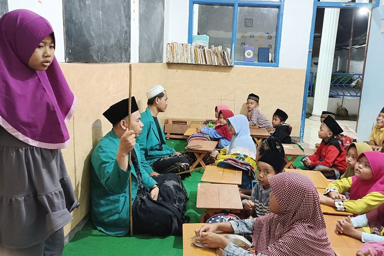 KSM-T Unisma Malang mengajar ngaji di TPQ Miftahul Huda di Dusun Kreweh. (FOTO: AJP TIMES Indonesia)