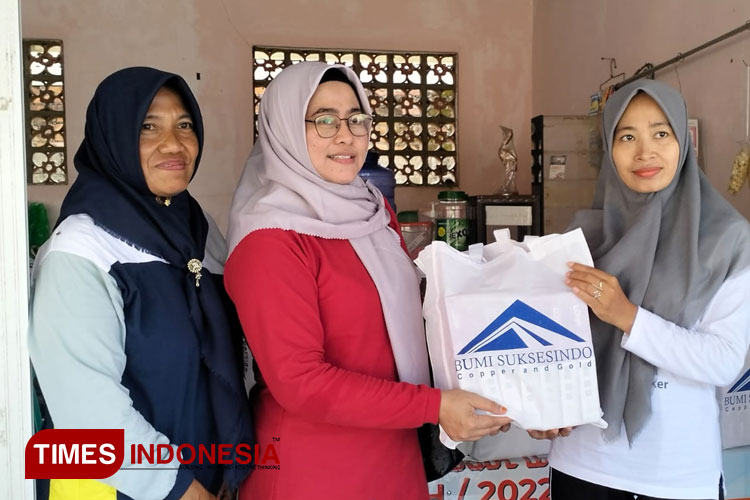 Aktif Cegah Stunting, PT BSI Salurkan Bantuan Susu untuk Bayi di Banyuwangi