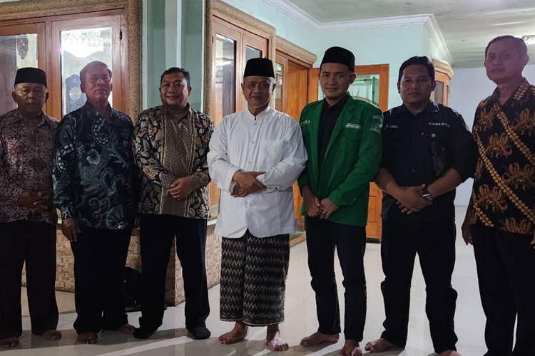 Ketua PCNU Kabupaten Malang, KH Hamim Kholili dan pihak GKJW serta Ketua PC GP Ansor saat bertemu dalam penyelesaian pembangunan rumah doa di Kecamatan Gedangan. (Foto: TIMES Indonesia)
