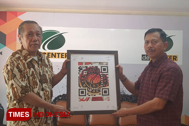 Ketua Lembaga Kajian Nawacita Syamsul Hadi (kanan) menyerahkan QArt karya MR D kepasa Ketua Kawoong Innovation Hadi Wardoyo. (Foto: dok TIN)