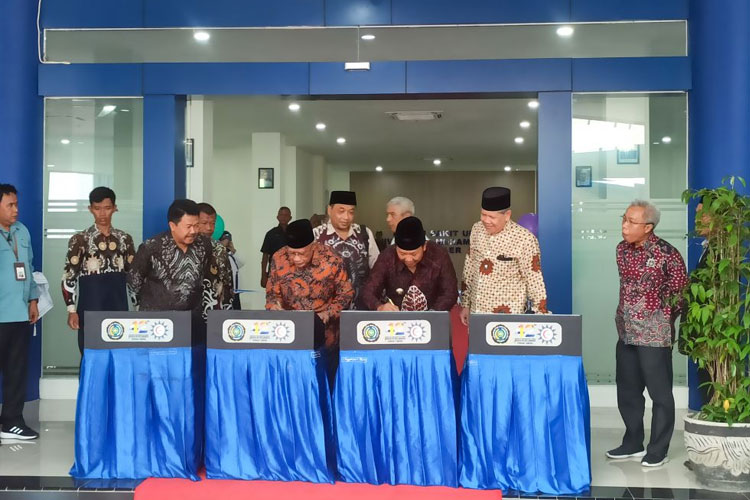 Penandatanganan prasati peresmian RSU Unmuh Jember oleh Bupati Jember dan Ketua Umum PP. Muhammadiyah. (Foto: AJP TIMES Indonesia) 