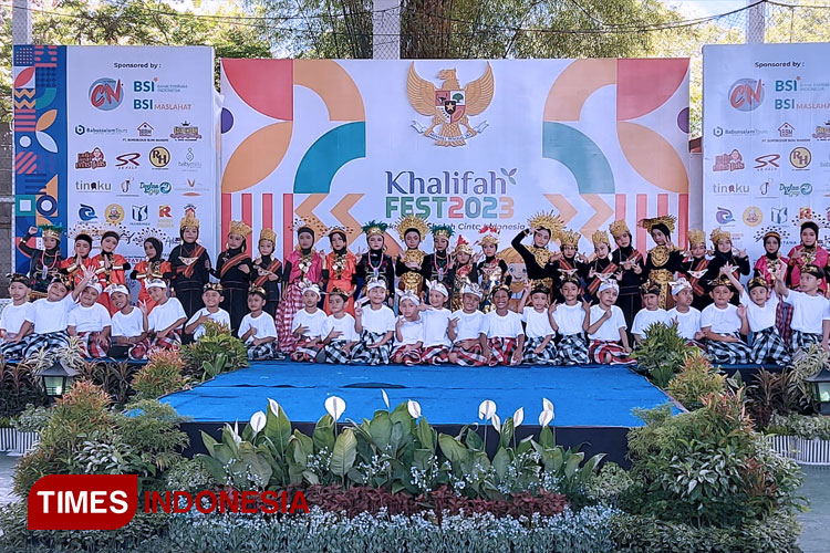 Siswa-siswi TK B Khalifah Palu pose bersama usai mengikuti Tari Wonderland pada Khalifah Fest 2023. (FOTO: Sarifah Latowa/TIMES Indonesia)