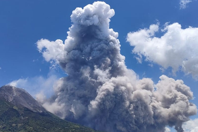 BREAKING NEWS, Sabtu Siang Gunung Merapi Erupsi