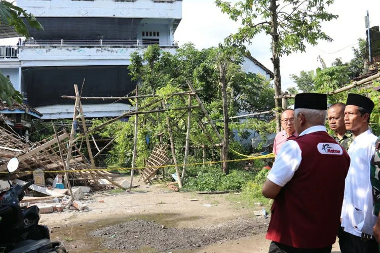 Bupati Malang Sanusi bersama Dandim 0818 Letkol Inf Taufik Hidayat ketika meninjau lokasi ledakan petasan di Kasembon. (Foto : Prokopim Kabupaten Malang).