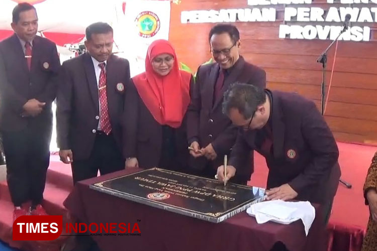 Ketua Umum DPP PPNI Dr Harif Fadhillah meresmikan Grha PPNI Jatim di Komplek YKP Jalan Kendangsari VII Surabaya, Minggu (12/3/2023).(Foto : Lely Yuana/TIMES Indonesia)
