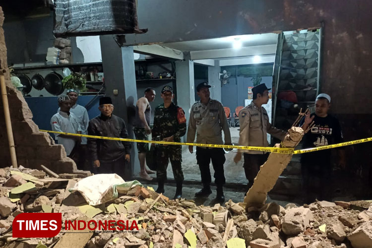 Kapolres Batu, AKBP Oskar Syamsuddin S.I.K., M.T meninjau lokasi ledakan di Sukosari Kasembon. (Muhammad Dhani Rahman/TIMES Indonesia)