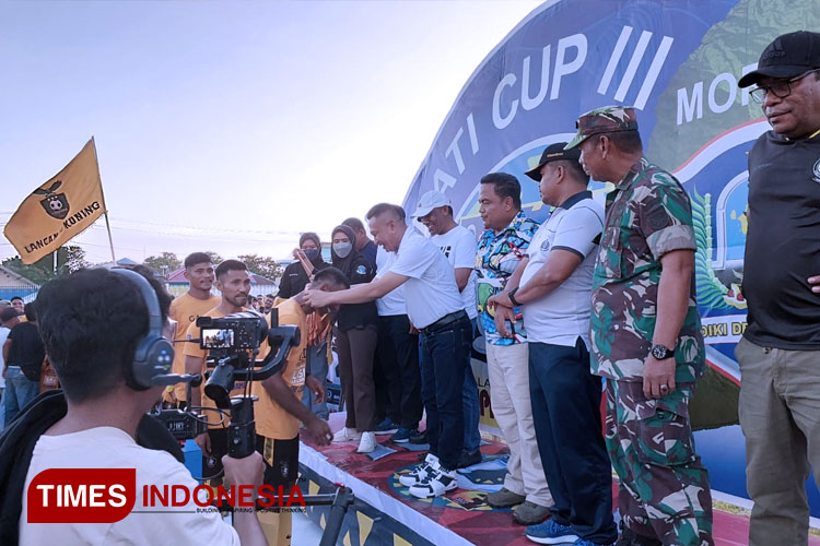 Pj Bupati Morotai Muhammad Umar, S.E saat mengagungkan medali ke pemain Perseda Fc yan menjuarai Bupati Cup III. Minggu sore, 12 Maret 2023. (FOTO: Abdul H Husain/TIMES Indonesia)