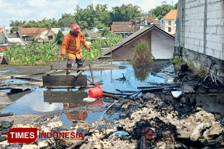 Rumah-Terbakar-cf60c07486fd479f7.jpg