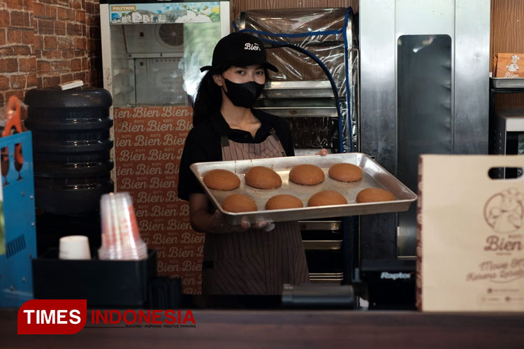 Salah satu karyawan saat melayani dan menunjukkan Roti Bien di Outlet Stasiun Kota Baru Malang sisi Timur. (Foto: Rizky Kurniawan Pratama/TIMES Indonesia)