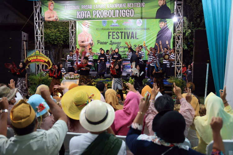 Suasana Festival Pasar Lawas Kampung Benteng di Kota Probolinggo, Jawa Timur, Sabtu (11/4/2023) malam (Foto: Diskominfo)