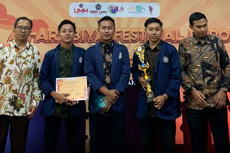 Tim debat Unuja Probolinggo dalam lomba debat Bahasa Arab tingkat nasional di Universitas Muhammadiyah Malang (Foto: Humas Unuja)