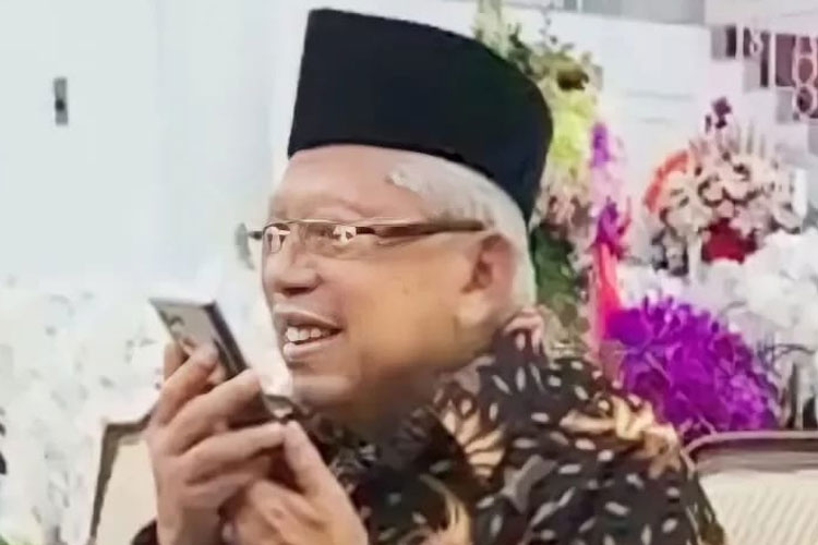 Wapres RI KH Ma'ruf Amin saat menerima telepon ucapan selamat Ultah dari Presiden.