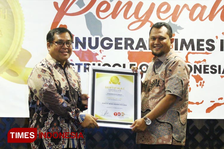 CEO TIMES Indonesia Khoirul Anwar menyerahkan penghargaan Anugerah TIMES Indonesia (ATI) 2022 kategori Positif News Maker NTB 2022 untuk Ketua Bawaslu NTB Itratip. (Foto: Tria Adha/TIMES Indonesia)