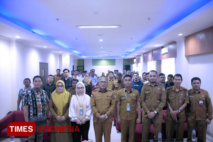 Sekretaris Daerah (Sekda) Kota Gorontalo Ismail Madjid foto bersama dengan peserta pelatihan pelatihan DTS-GTA, Senin (13/3/2023). (FOTO: Humas Pemkot Gorontalo for TIMES Indonesia)