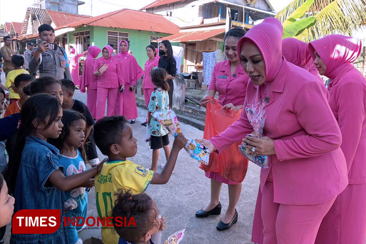Ketua Bhayangkari Malut Sambangi dan Beri Bantuan Warga Tak Mampu di Morotai