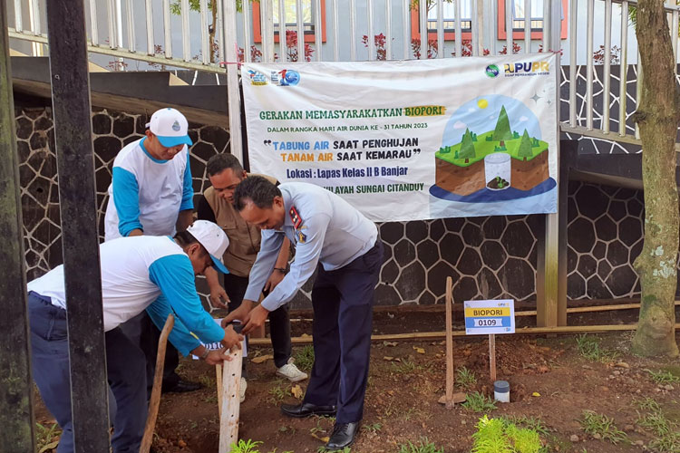 Gerakan masyarakat Biofori digebyarkan Lapas Banjar dalam peringatan Hari Air Dunia. (Foto: Humas Lapas Banjar) 