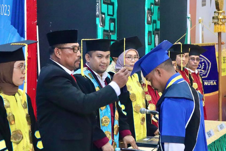 Gubernur Murad Ismail ingin 96 Wisudawan STKIP Ita Wotu Nusa Jadi Pelopor