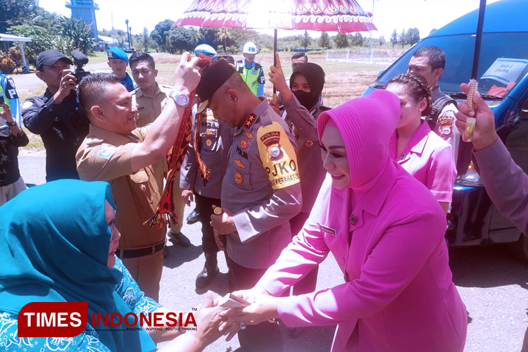 Pj Bupati Morotai Muhammad Umar Ali saat menyambut Kapolda Malut Irjenpol Midi Siswoko di Morotai, Senin (13/3/2023). (FOTO: Munces for TIMES Indonesia)