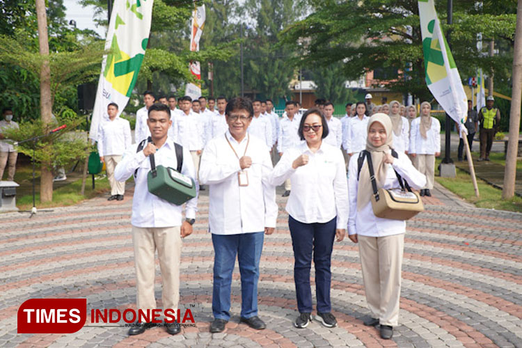 Direktur Operasional dan Produksi (DOP) Petrokimia Gresik Digna Jatiningsih saat memberangkatkan taruna makmur (Foto: Akmal/TIMES Indonesia).
