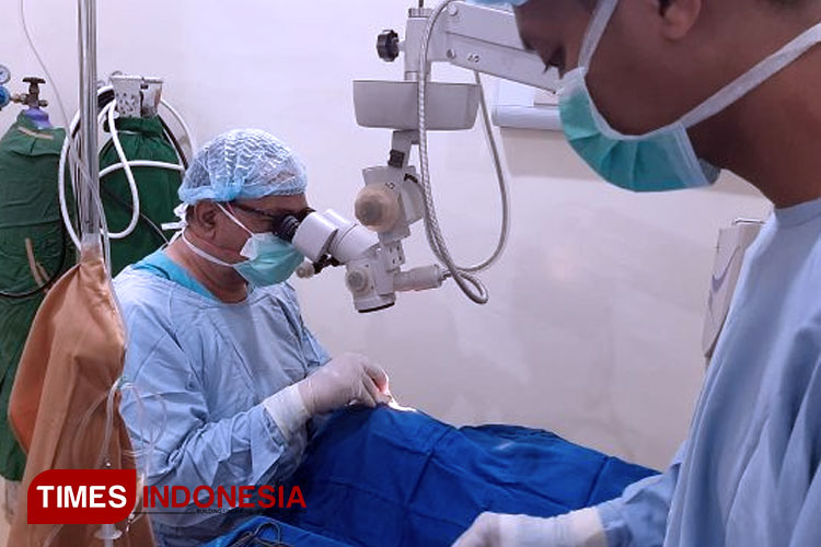 Sebanyak 120 pasien katarak usai menjalani operasi gratis di RSUD Besuki, Kabupaten Situbondo (FOTO: Fathur for TIMES Indonesia)