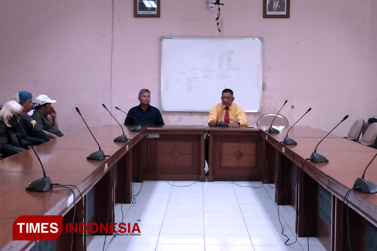 Ketua DPRD Kota Banjar menerima kedatangan Aksioma Terkait polemik survei Cawalkot yang dilakukan STISIP BP. (FOTO: Susi/TIMES Indonesia) 